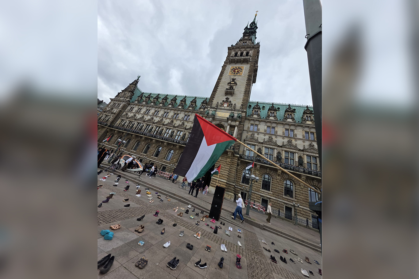 Hamburg'da Gazze için sessiz çığlık: Rathausmarkt'ta anma sergisi düzenlendi