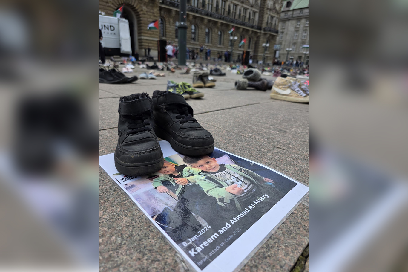 Hamburg'da Gazze için sessiz çığlık: Rathausmarkt'ta anma sergisi düzenlendi