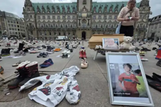 Hamburg'da Gazze için sessiz çığlık: Rathausmarkt'ta anma sergisi düzenlendi