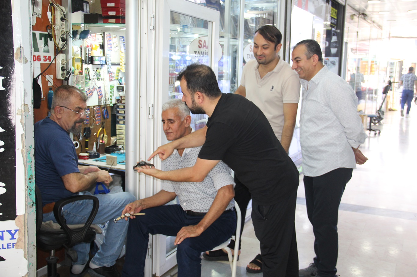 Üniversiteyi bırakıp saat ustası oldu, 31 yıldır mesleğini aşkla sürdürüyor