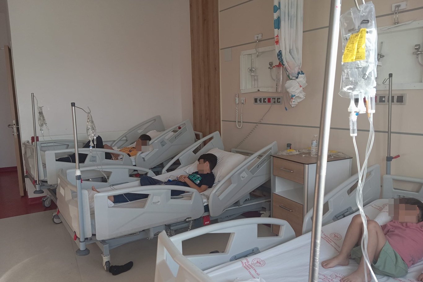 Li Êlihê 150 kes piştî xwarina kekê ku di dawetekê de hatibû pêşkêşkirin nexweş ketin