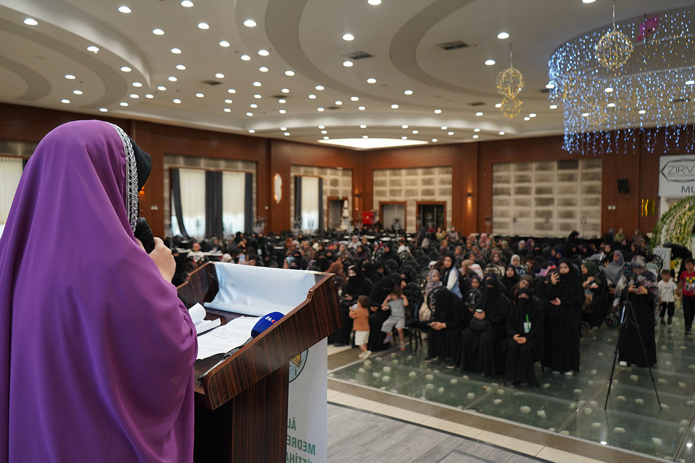 Konya'da 28 ilim talebesi kız öğrenci icazet alarak mezun oldu