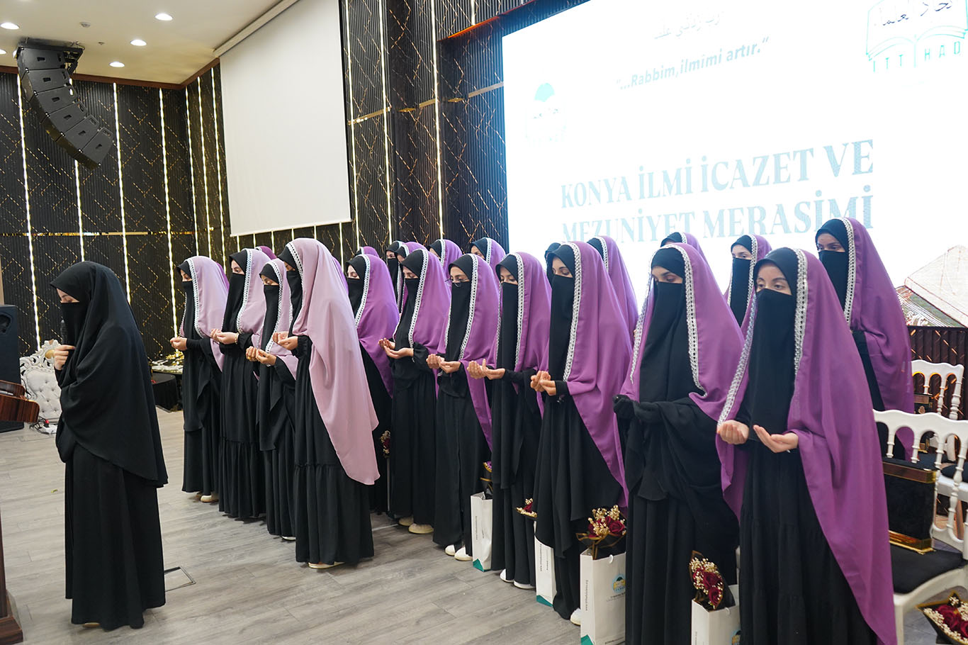 Konya'da 28 ilim talebesi kız öğrenci icazet alarak mezun oldu