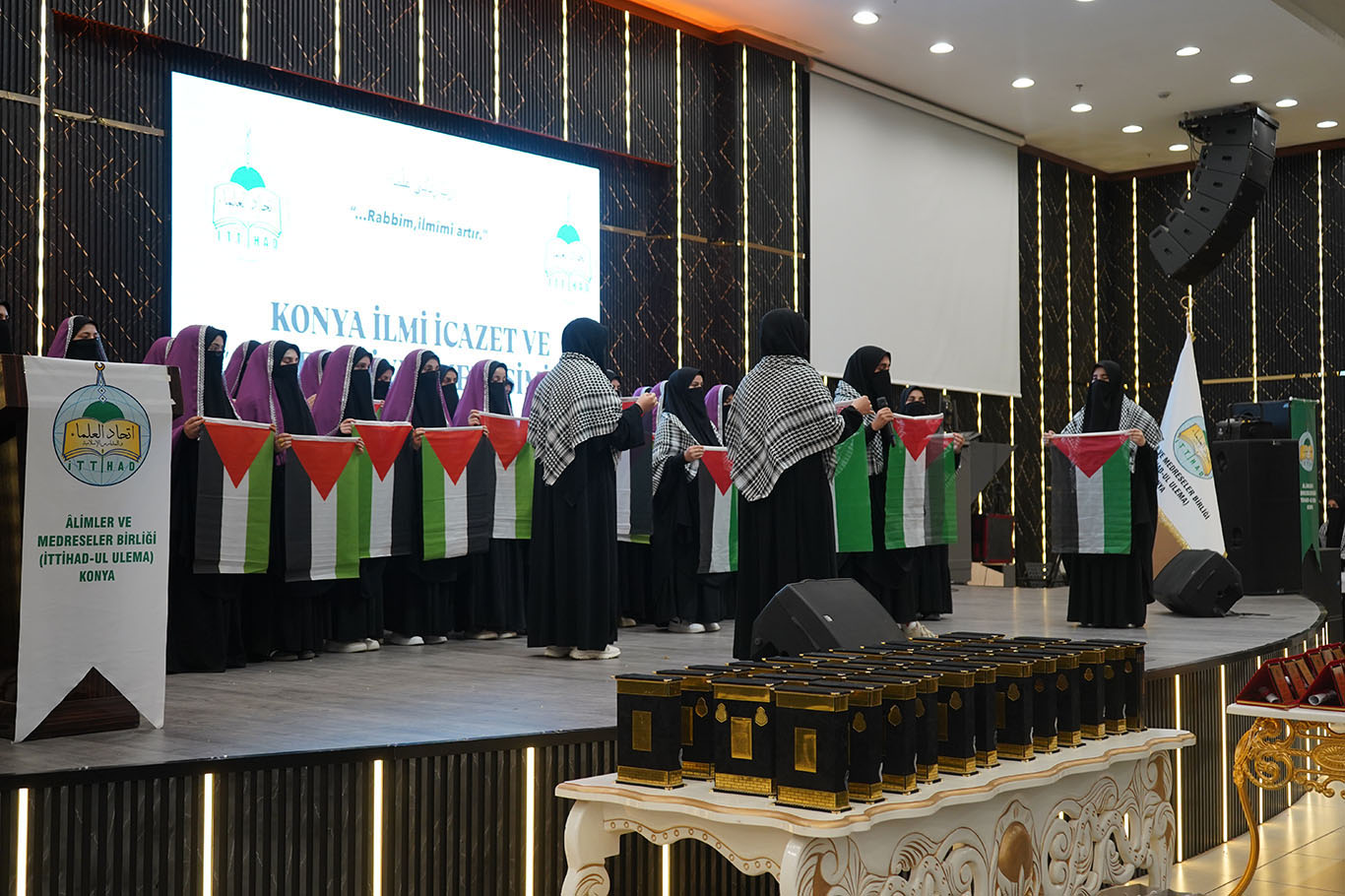 Konya'da 28 ilim talebesi kız öğrenci icazet alarak mezun oldu