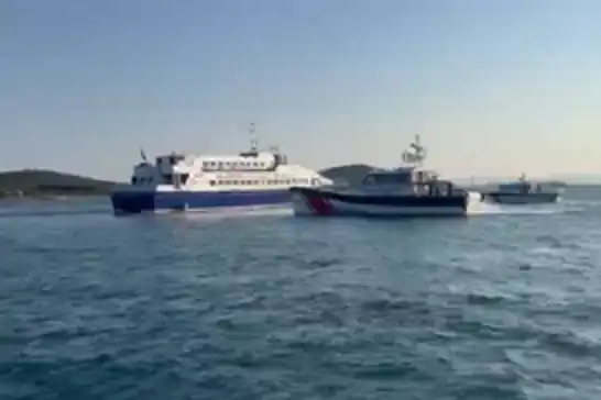 Balıkesir'de karaya oturan yolcu feribotundaki 17 kişi kurtarıldı
