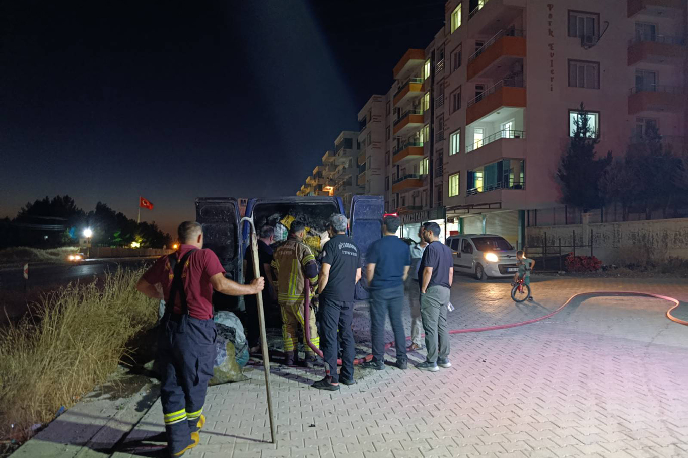 Mangal kömürü yüklü minibüsten duman yükselmesi paniğe  yol açtı