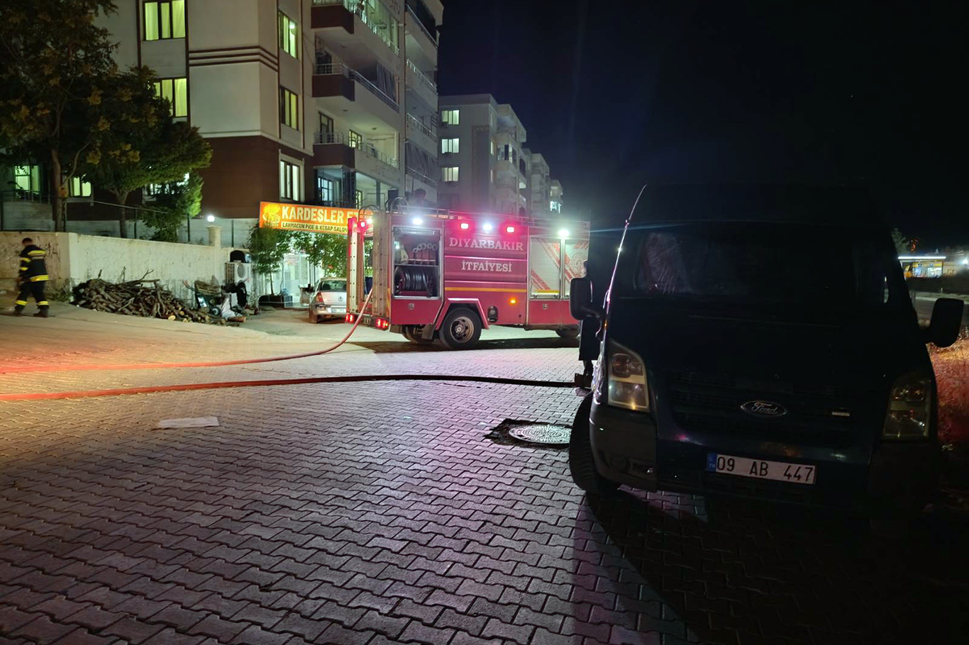 Mangal kömürü yüklü minibüsten duman yükselmesi paniğe  yol açtı
