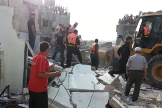 انتشال جثامين 47 شهيدًا، معظمهم من النساء والأطفال، من تحت أنقاض منزل في غزة