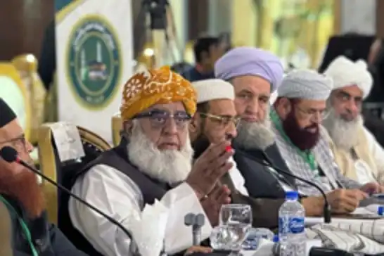 "فضل الرحمن" يتهم باكستان بدعم الهجمات الأمريكية على أفغانستان