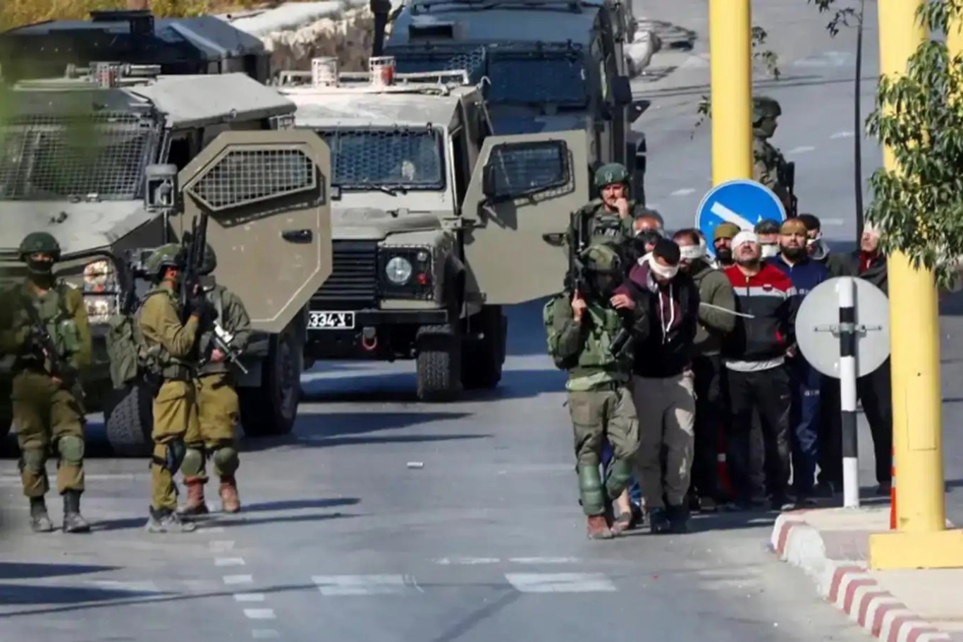 الاحتلال يعتقل نحو 40 فلسطينيًا في الضفة والقدس