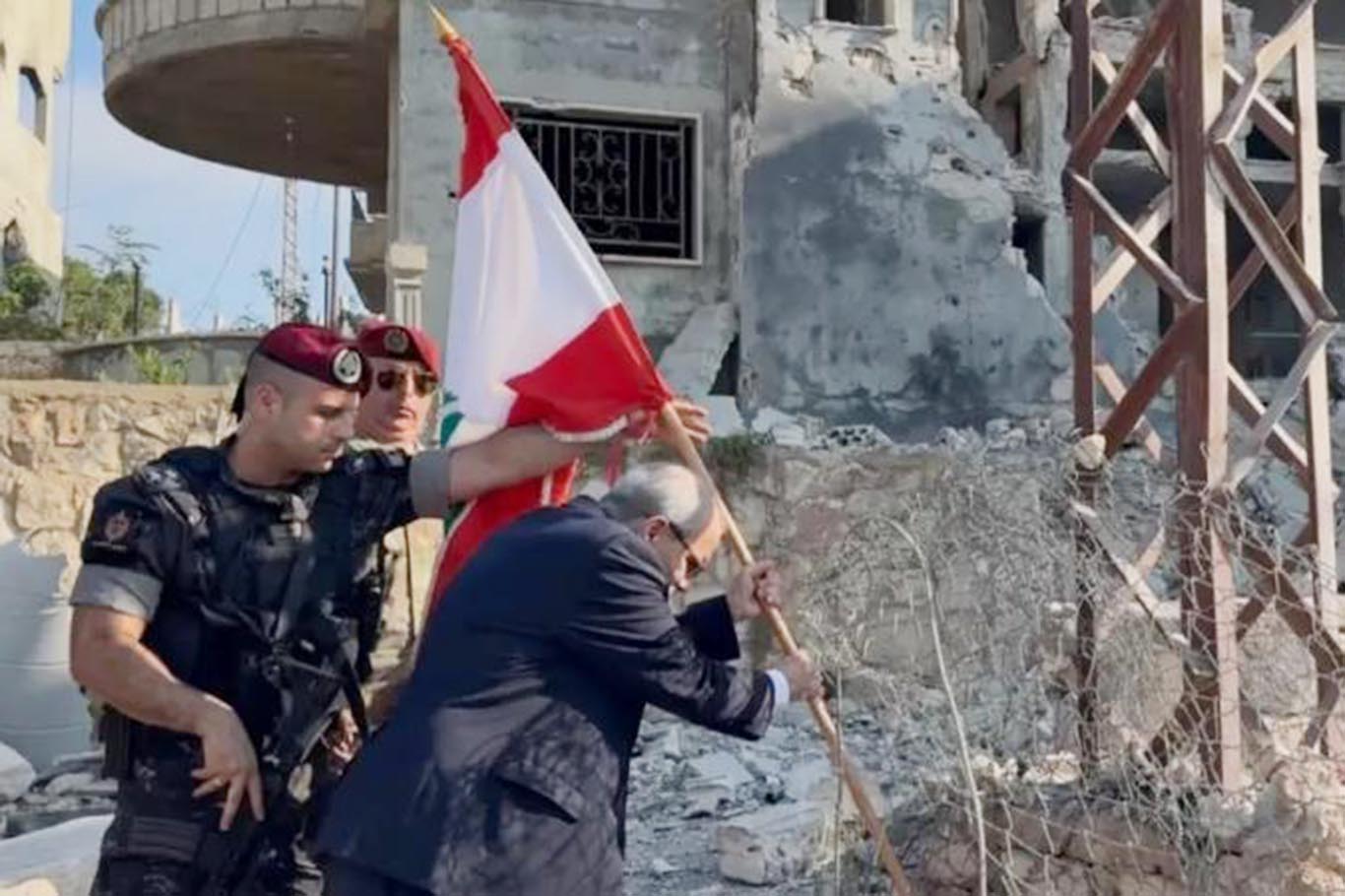 رئيس الوزراء اللبناني يرفع العلم في الجنوب بعد انسحاب قوات الاحتلال