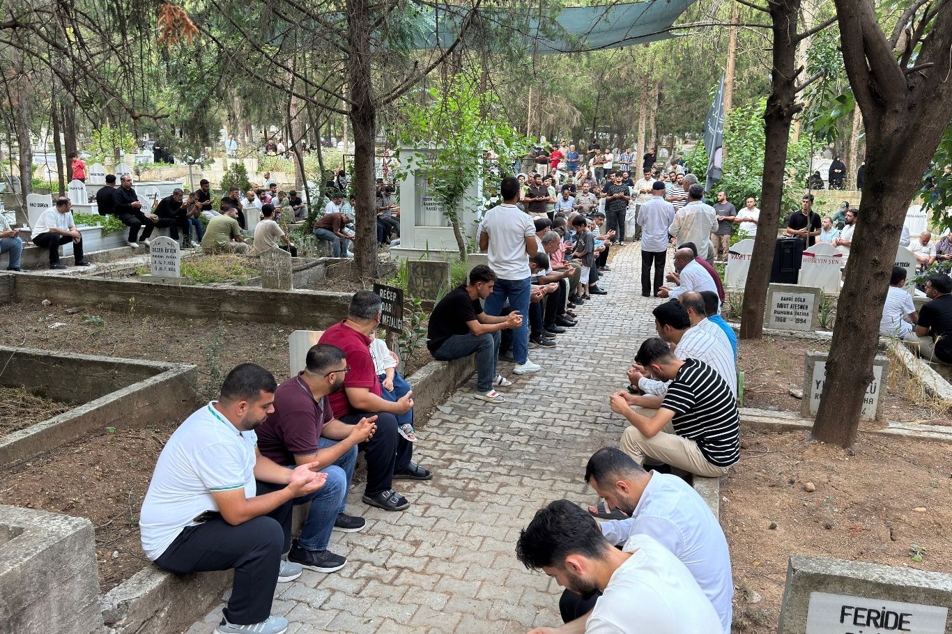 Adana'da, HÜDA PAR Adana İl Sekreteri olarak görev yaparken 22 Temmuz 2023'te il binasının mescidinde namaz kıldığı sırada uğradığı bıçaklı saldırıda şehid olan Sacit Pişgin, şehadetinin 3'üncü yılında kabri başında düzenlenen programla anıldı.