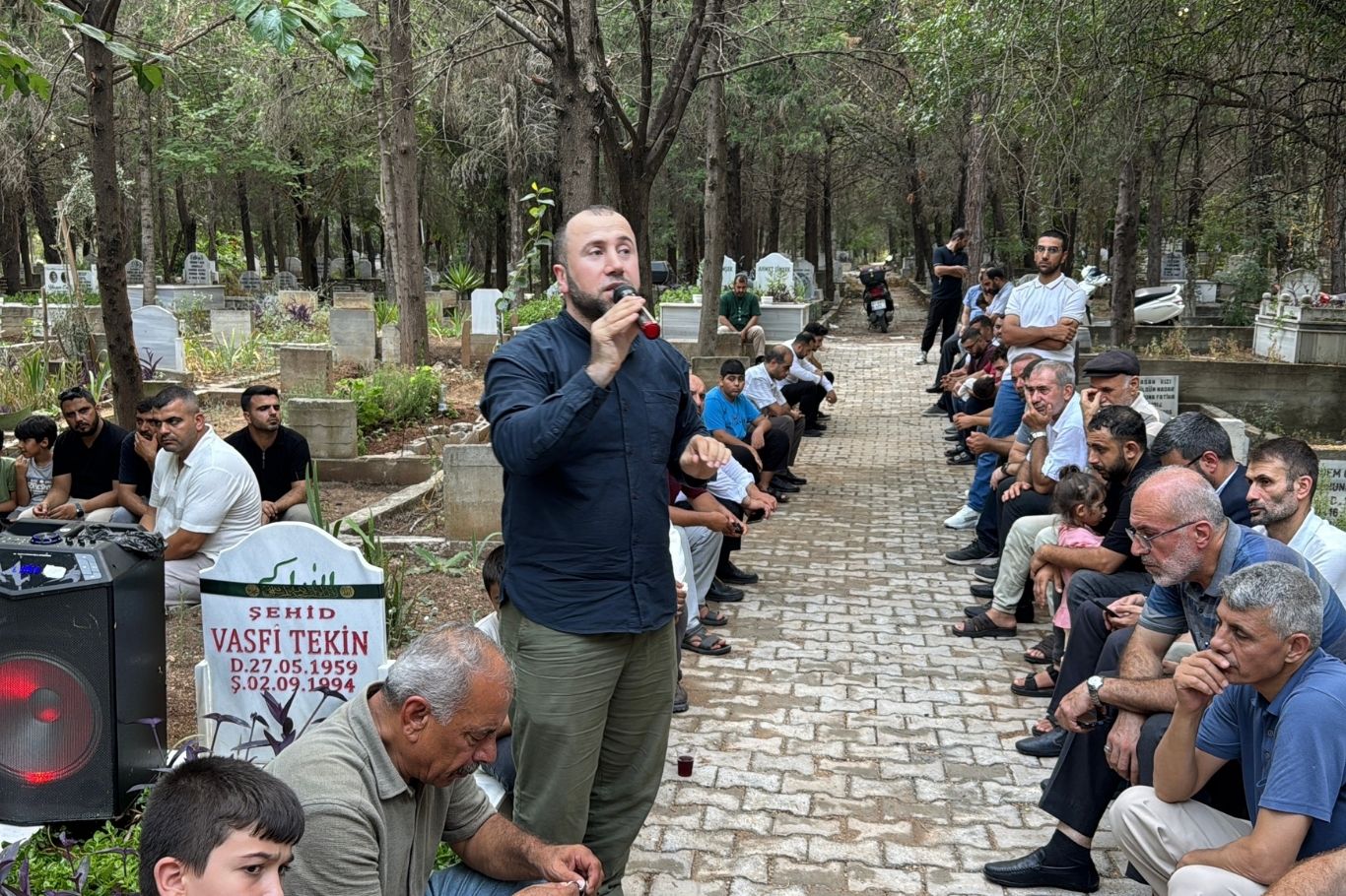 Adana'da, HÜDA PAR Adana İl Sekreteri olarak görev yaparken 22 Temmuz 2023'te il binasının mescidinde namaz kıldığı sırada uğradığı bıçaklı saldırıda şehid olan Sacit Pişgin, şehadetinin 3'üncü yılında kabri başında düzenlenen programla anıldı.