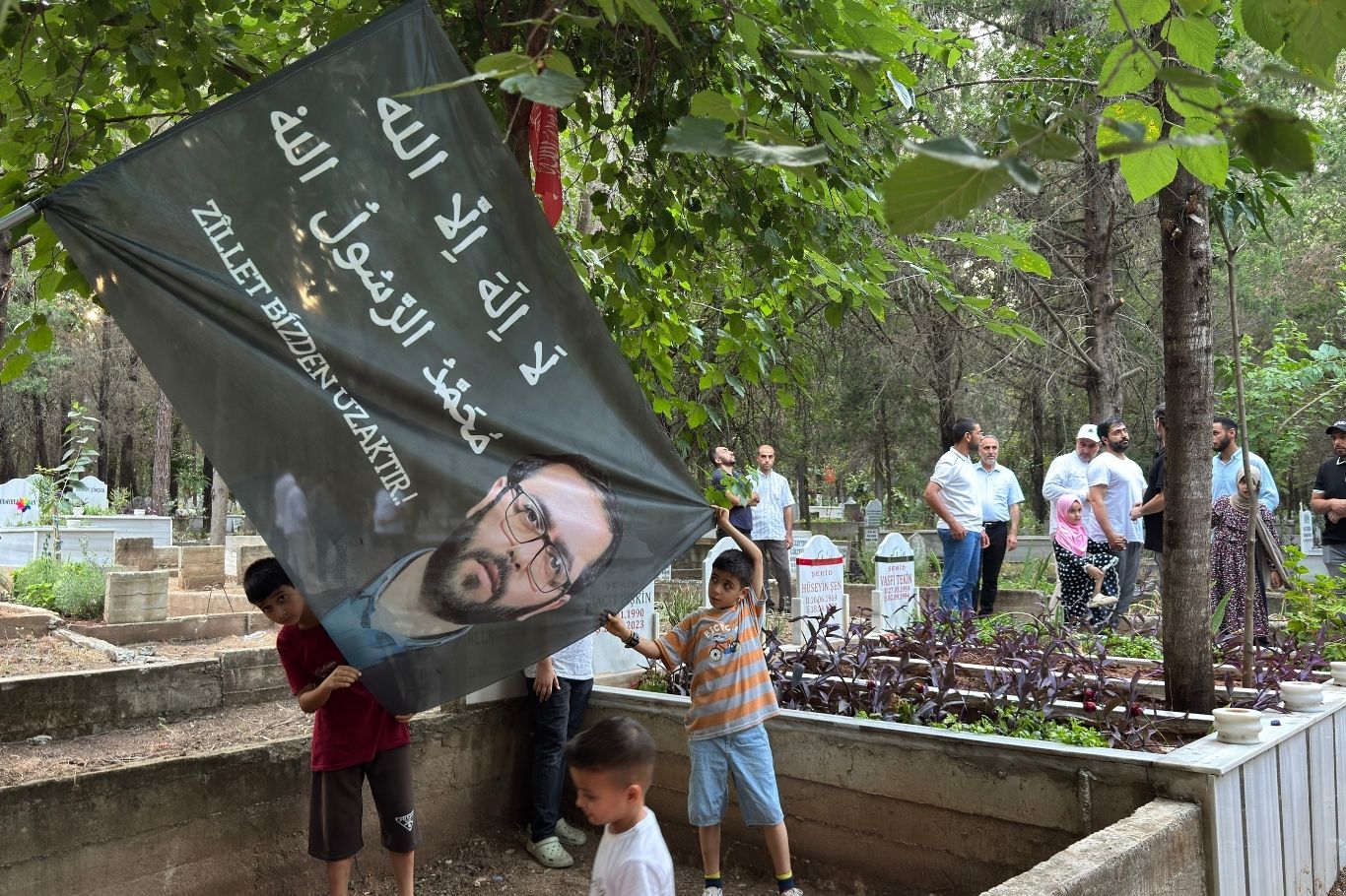 Adana'da, HÜDA PAR Adana İl Sekreteri olarak görev yaparken 22 Temmuz 2023'te il binasının mescidinde namaz kıldığı sırada uğradığı bıçaklı saldırıda şehid olan Sacit Pişgin, şehadetinin 3'üncü yılında kabri başında düzenlenen programla anıldı.