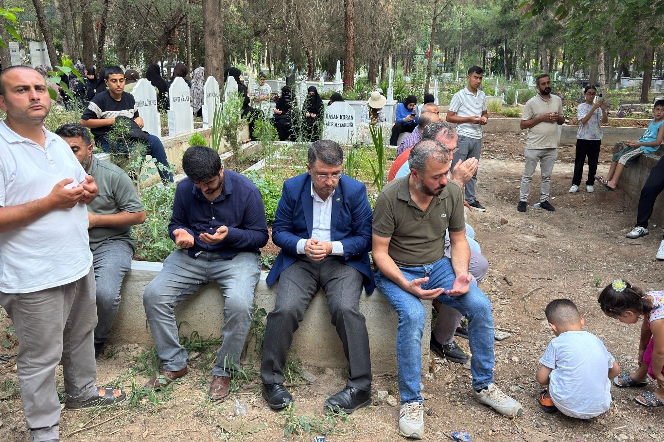 Adana'da, HÜDA PAR Adana İl Sekreteri olarak görev yaparken 22 Temmuz 2023'te il binasının mescidinde namaz kıldığı sırada uğradığı bıçaklı saldırıda şehid olan Sacit Pişgin, şehadetinin 3'üncü yılında kabri başında düzenlenen programla anıldı.