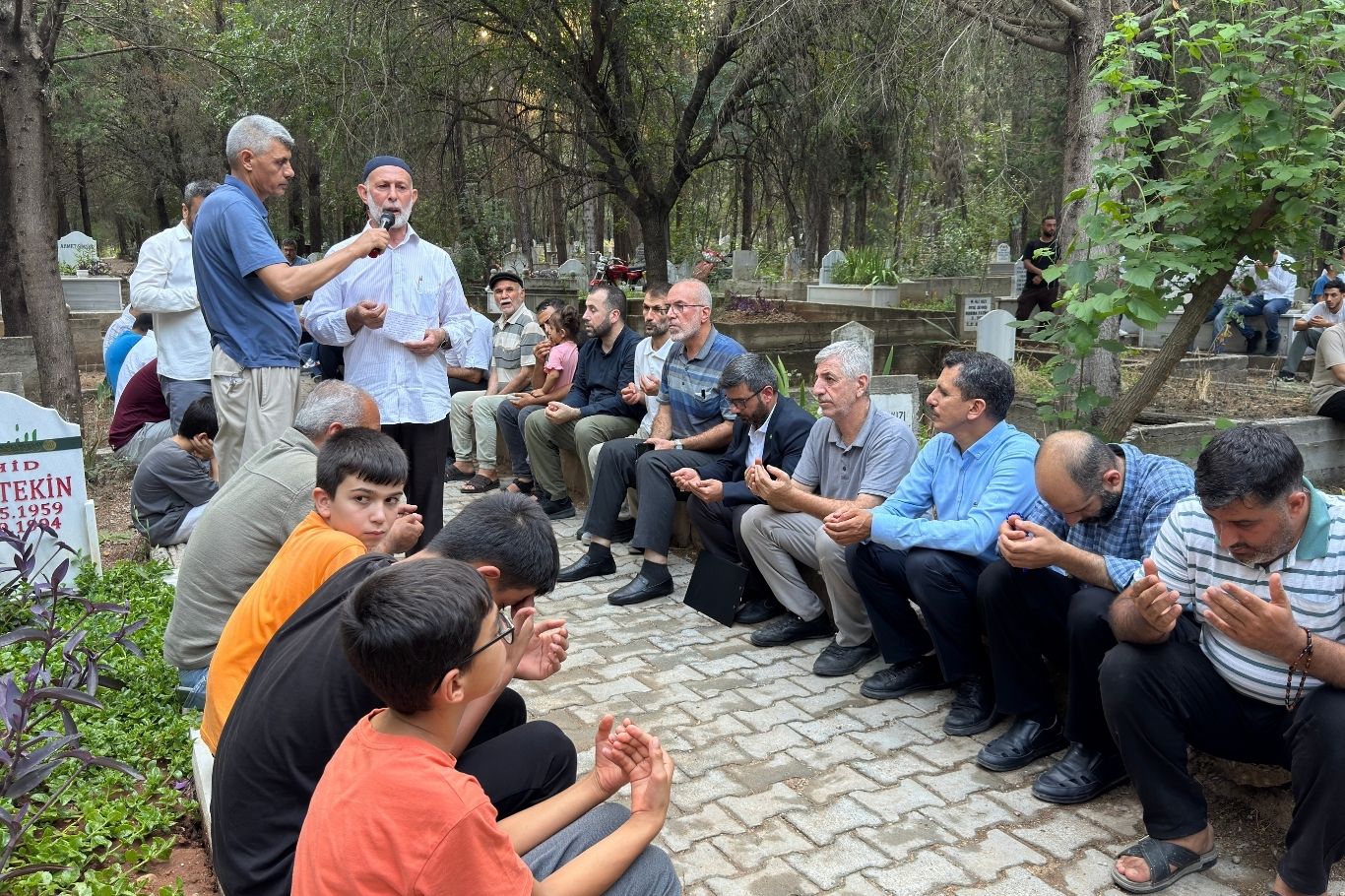 Adana'da, HÜDA PAR Adana İl Sekreteri olarak görev yaparken 22 Temmuz 2023'te il binasının mescidinde namaz kıldığı sırada uğradığı bıçaklı saldırıda şehid olan Sacit Pişgin, şehadetinin 3'üncü yılında kabri başında düzenlenen programla anıldı.