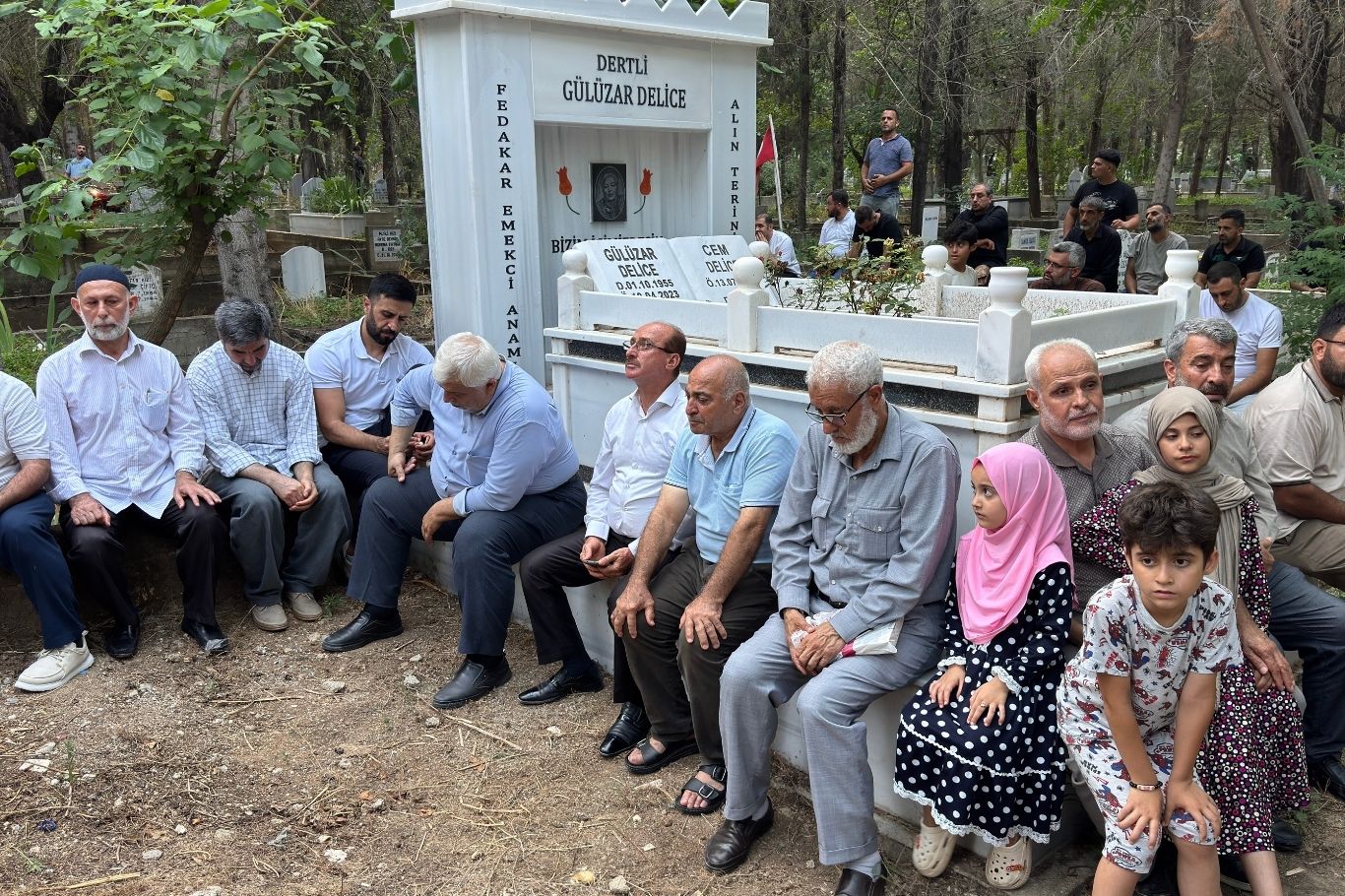 Adana'da, HÜDA PAR Adana İl Sekreteri olarak görev yaparken 22 Temmuz 2023'te il binasının mescidinde namaz kıldığı sırada uğradığı bıçaklı saldırıda şehid olan Sacit Pişgin, şehadetinin 3'üncü yılında kabri başında düzenlenen programla anıldı.