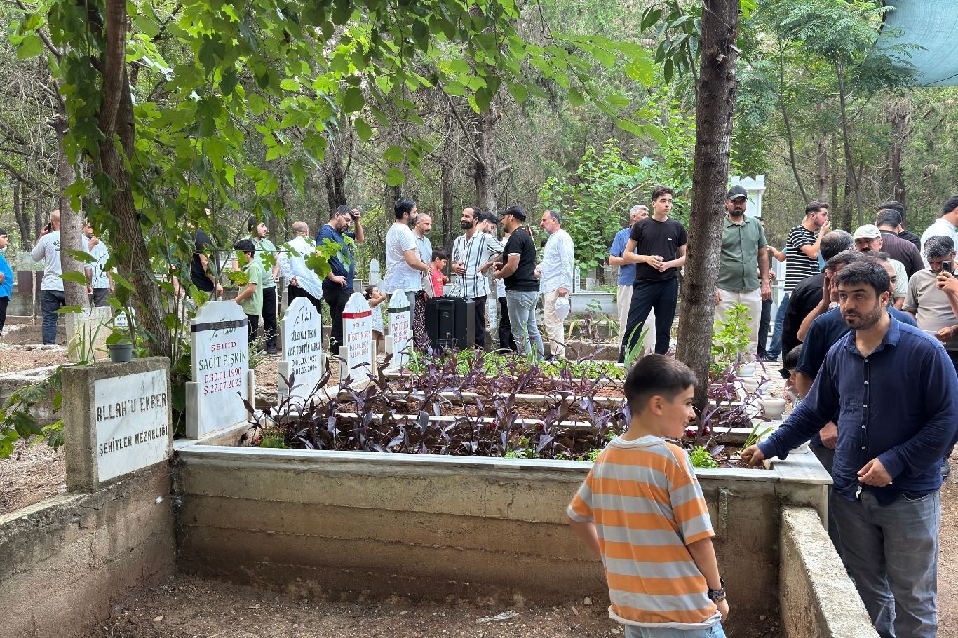 Adana'da, HÜDA PAR Adana İl Sekreteri olarak görev yaparken 22 Temmuz 2023'te il binasının mescidinde namaz kıldığı sırada uğradığı bıçaklı saldırıda şehid olan Sacit Pişgin, şehadetinin 3'üncü yılında kabri başında düzenlenen programla anıldı.