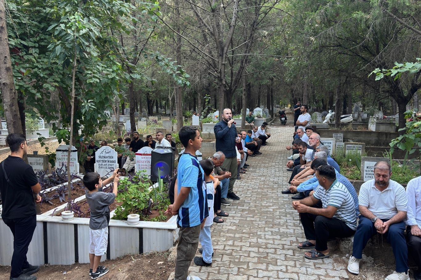 Adana'da, HÜDA PAR Adana İl Sekreteri olarak görev yaparken 22 Temmuz 2023'te il binasının mescidinde namaz kıldığı sırada uğradığı bıçaklı saldırıda şehid olan Sacit Pişgin, şehadetinin 3'üncü yılında kabri başında düzenlenen programla anıldı.