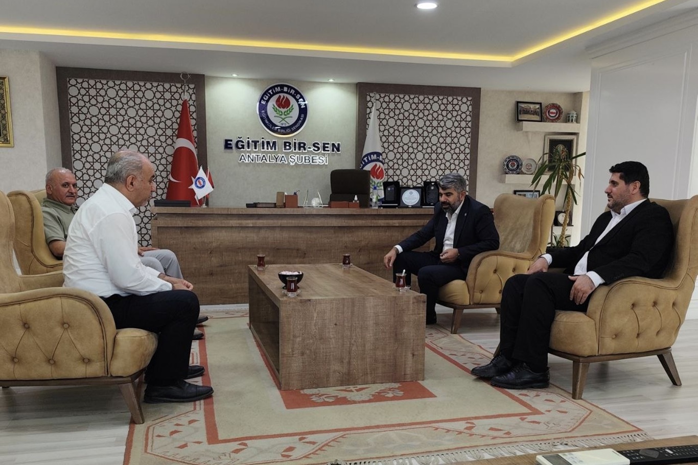 HÜDA PAR Milletvekili Faruk Dinç Antalya'da çeşitli temaslarda bulundu