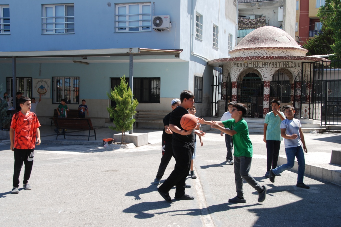 Yaz Kur'an kursundaki öğrenciler: Kur'an öğreniyor, arkadaşlık kuruyoruz