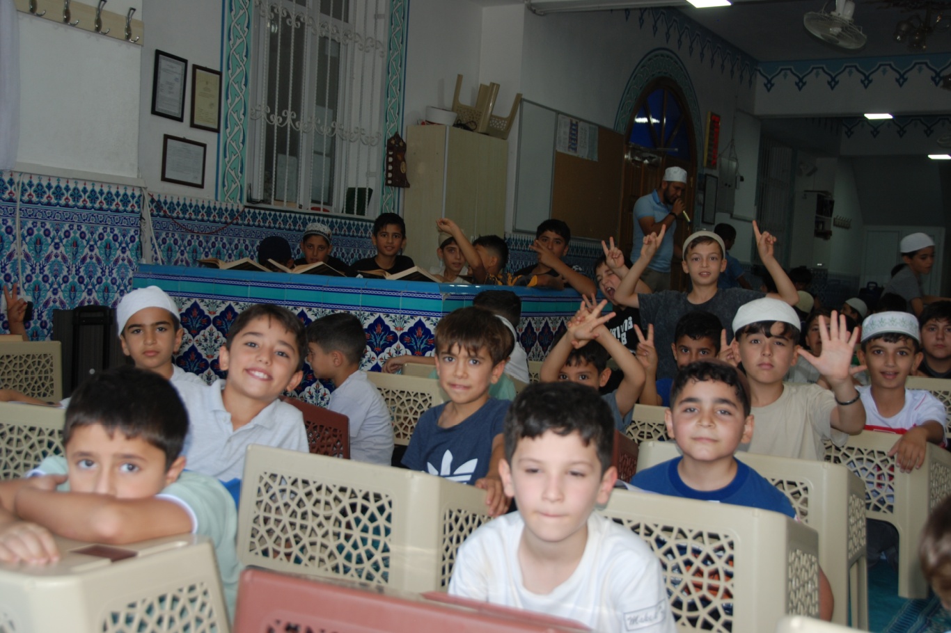 Yaz Kur'an kursundaki öğrenciler: Kur'an öğreniyor, arkadaşlık kuruyoruz