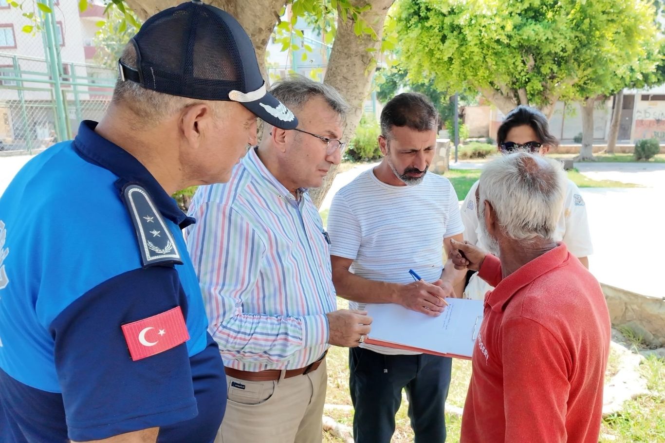 Mersin'de karpuz yüklü arabayı çekerken bitkin düşen at koruma altına alındı