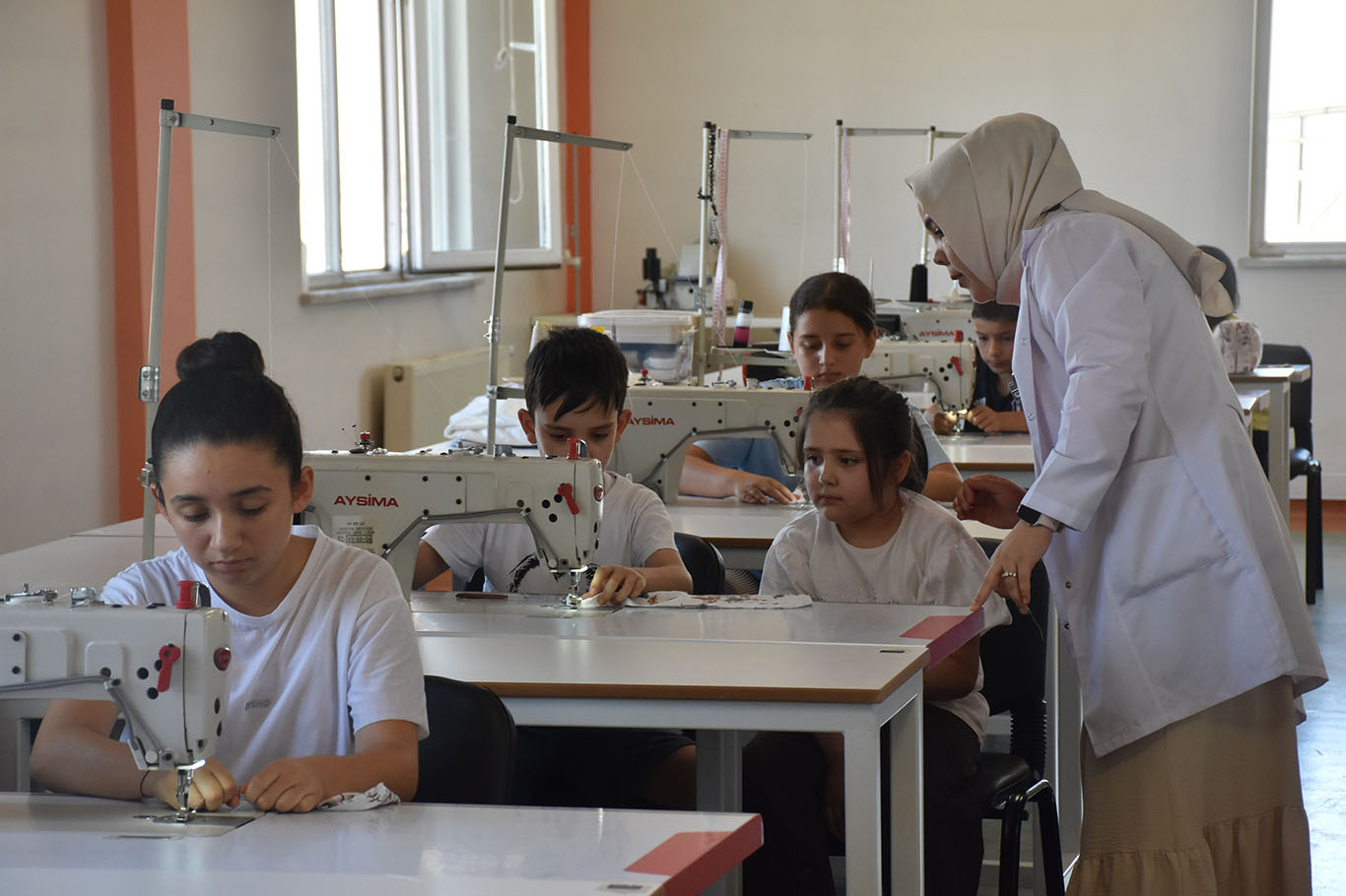 Gaziantep'te çocuklar yaz tatilini dikiş öğrenerek değerlendiriyor