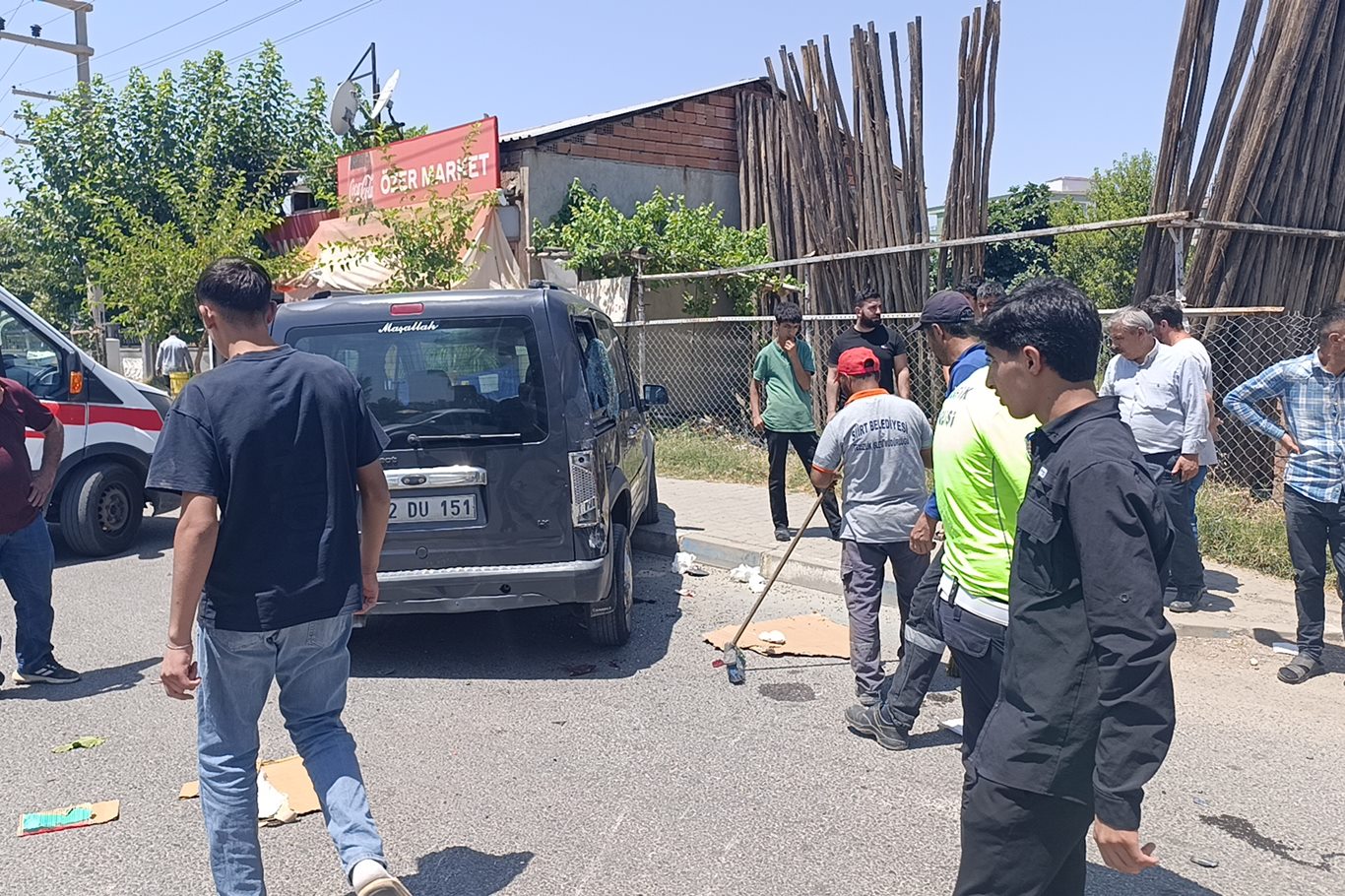 Siirt'te motosiklet ile hafif ticari araç çarpıştı: Bir ağır yaralı