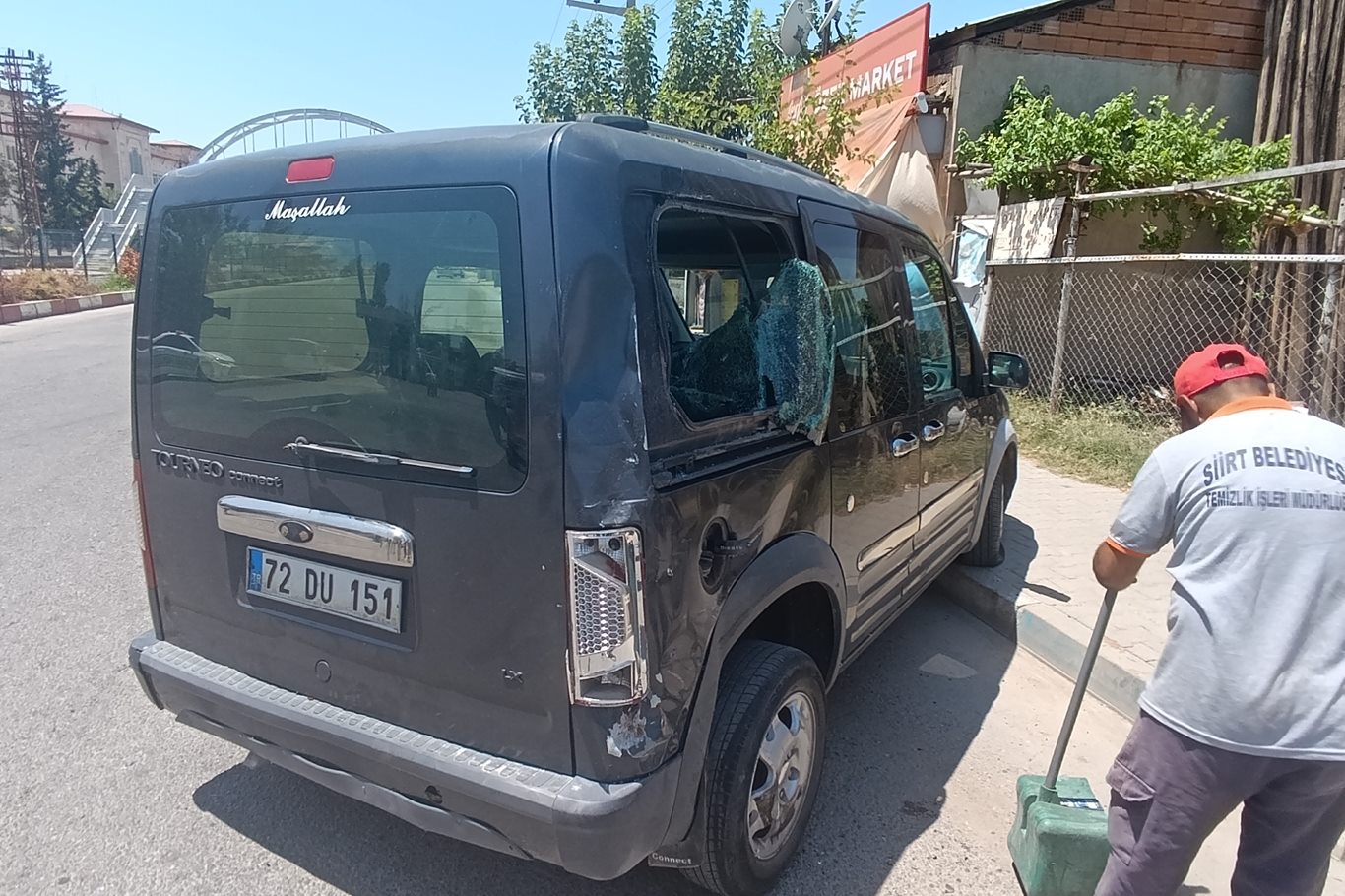 Siirt'te motosiklet ile hafif ticari araç çarpıştı: 1 ağır yaralı