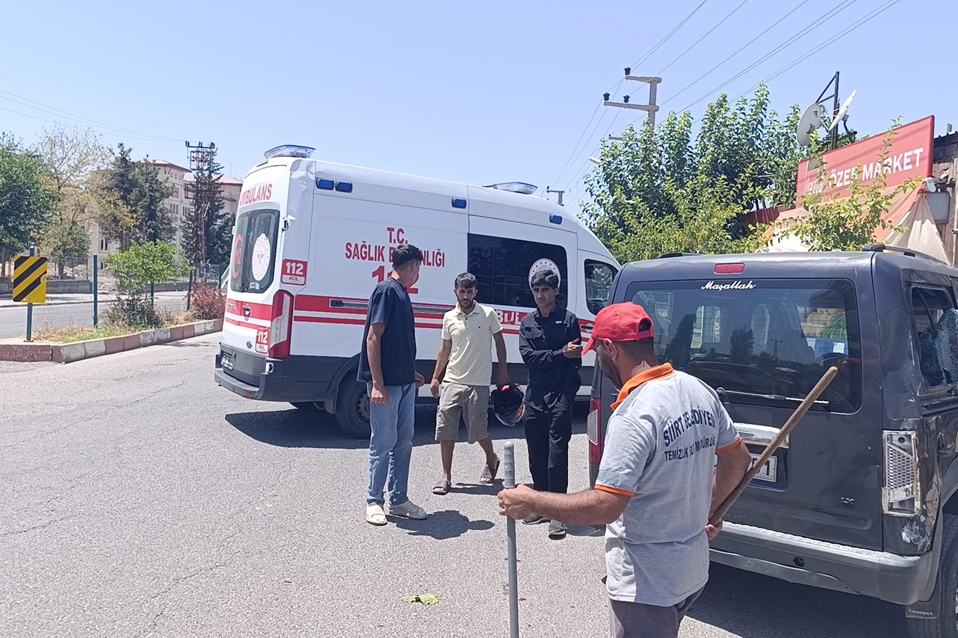Siirt'te motosiklet ile hafif ticari araç çarpıştı: 1 ağır yaralı