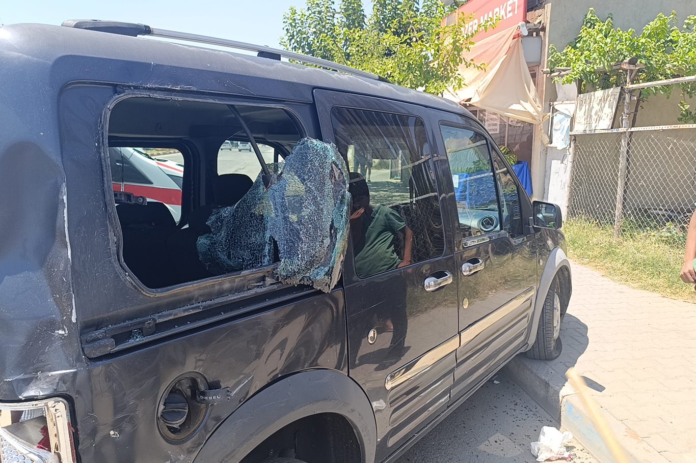 Siirt'te motosiklet ile hafif ticari araç çarpıştı: 1 ağır yaralı