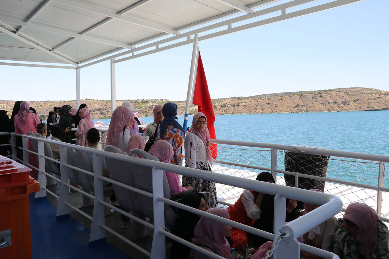 Peygamber Sevdalıları Vakfı yaz okulu öğrencilerini vapur turuyla ödüllendirdi