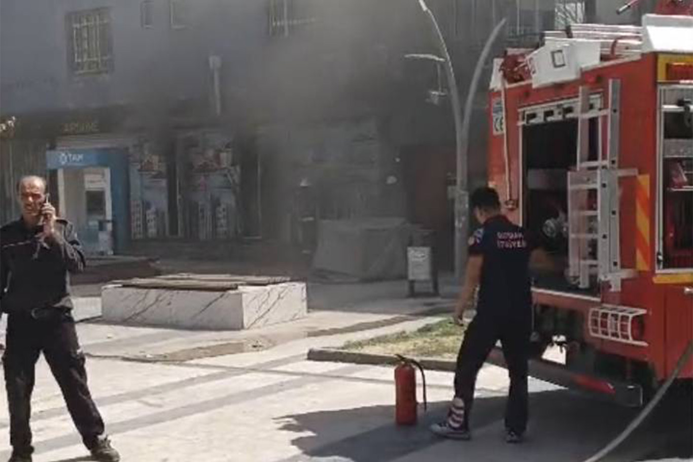 Batman'da çarşı merkezinde trafo patladı: Esnaf kalıcı çözüm bekliyor