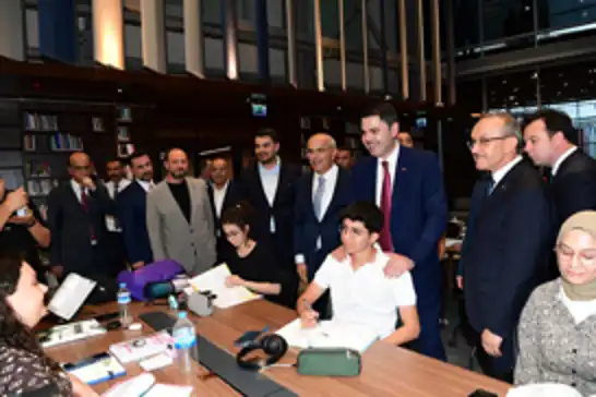 Bakan Kurum, Malatya'nın yeni nesil şehir kütüphanesinde gençlerle buluştu