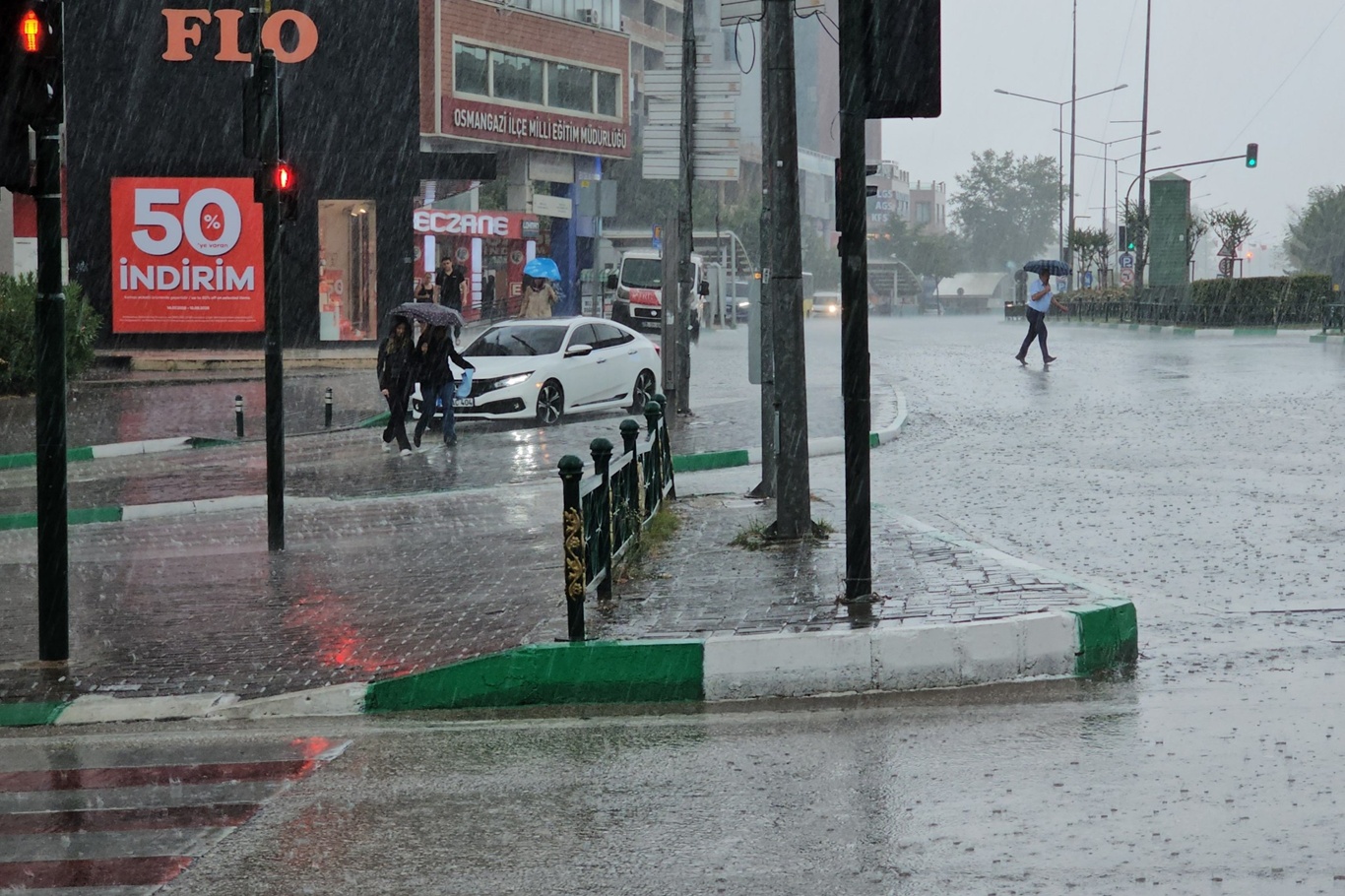 Bursa’da sağanak etkili oluyor: Yollar göle döndü