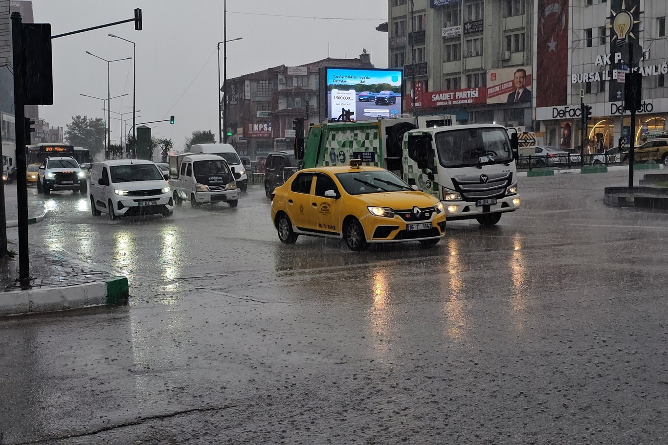 Bursa’da sağanak etkili oluyor: Yollar göle döndü