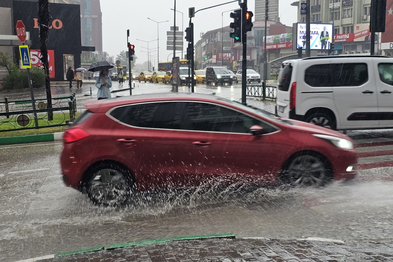 Bursa’da sağanak etkili oluyor: Yollar göle döndüBursa’da sağanak etkili oluyor: Yollar göle döndü
