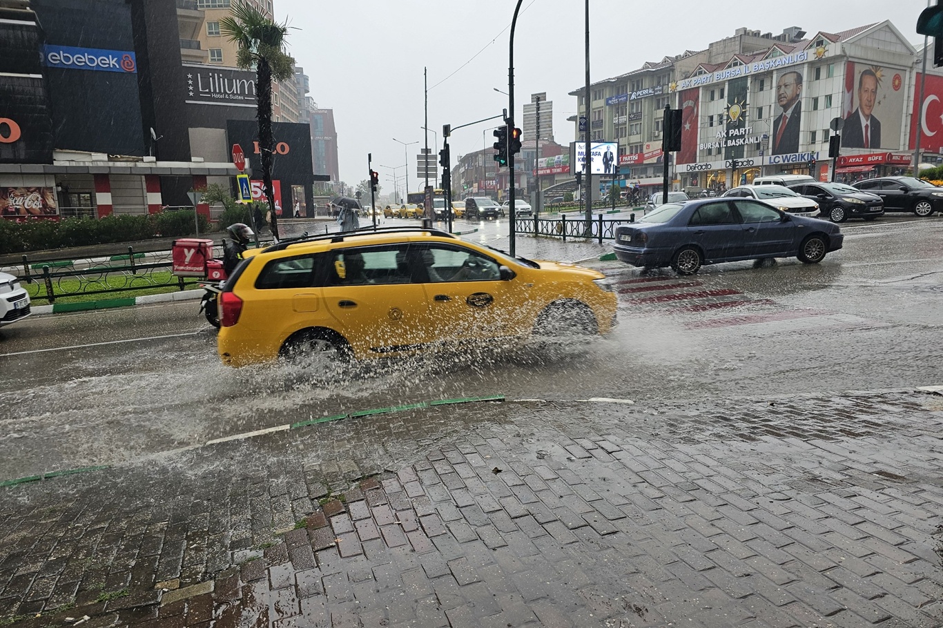 Bursa’da sağanak etkili oluyor: Yollar göle döndü