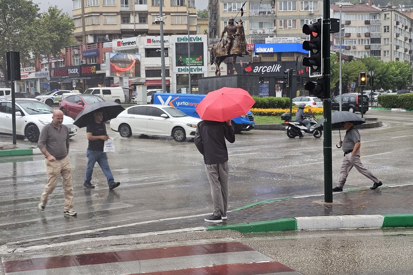 Bursa’da sağanak etkili oluyor: Yollar göle döndü