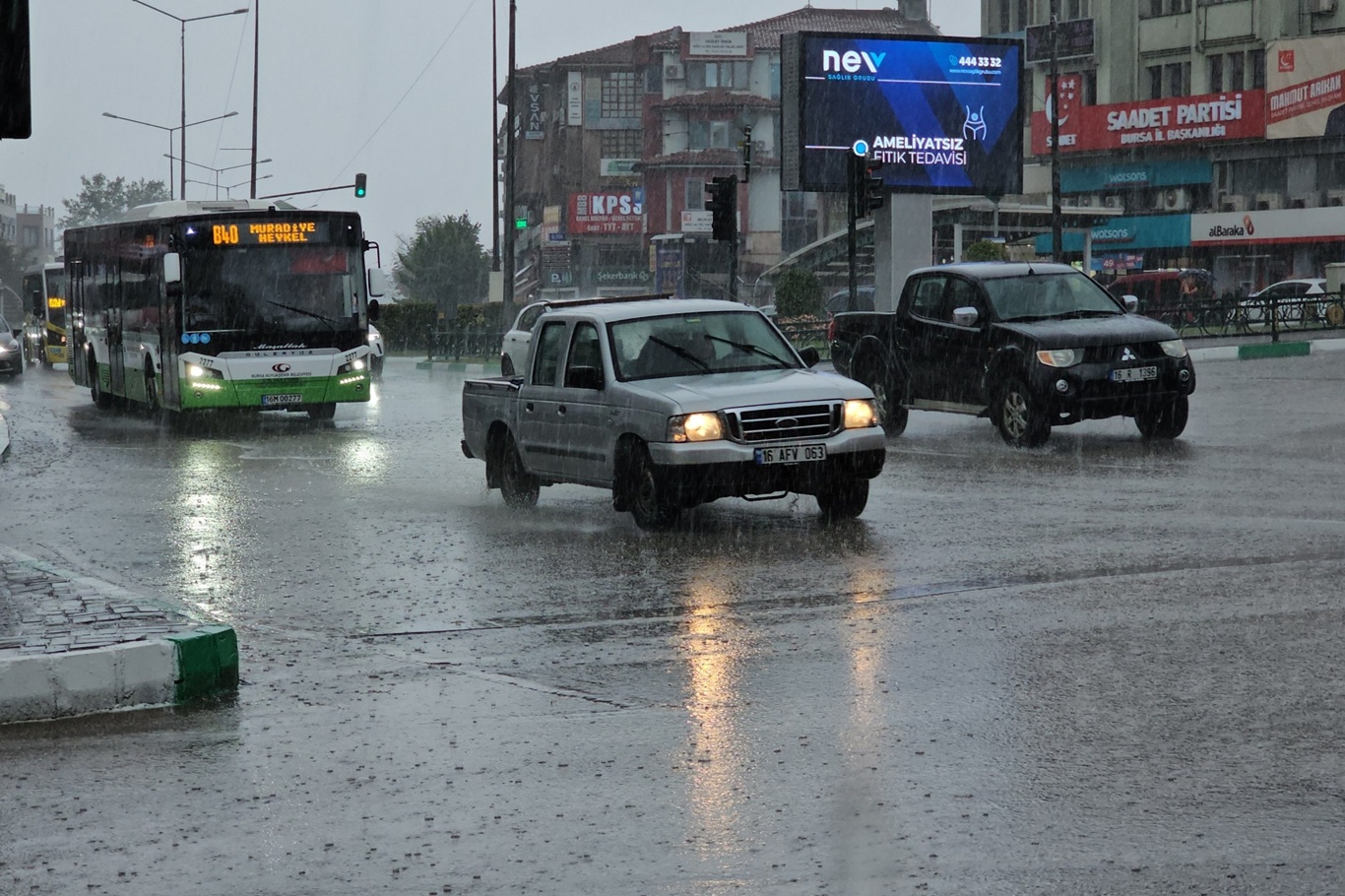Bursa’da sağanak etkili oluyor: Yollar göle döndü