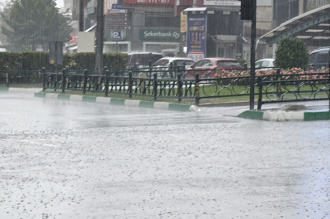 Bursa’da sağanak etkili oluyor: Yollar göle döndü