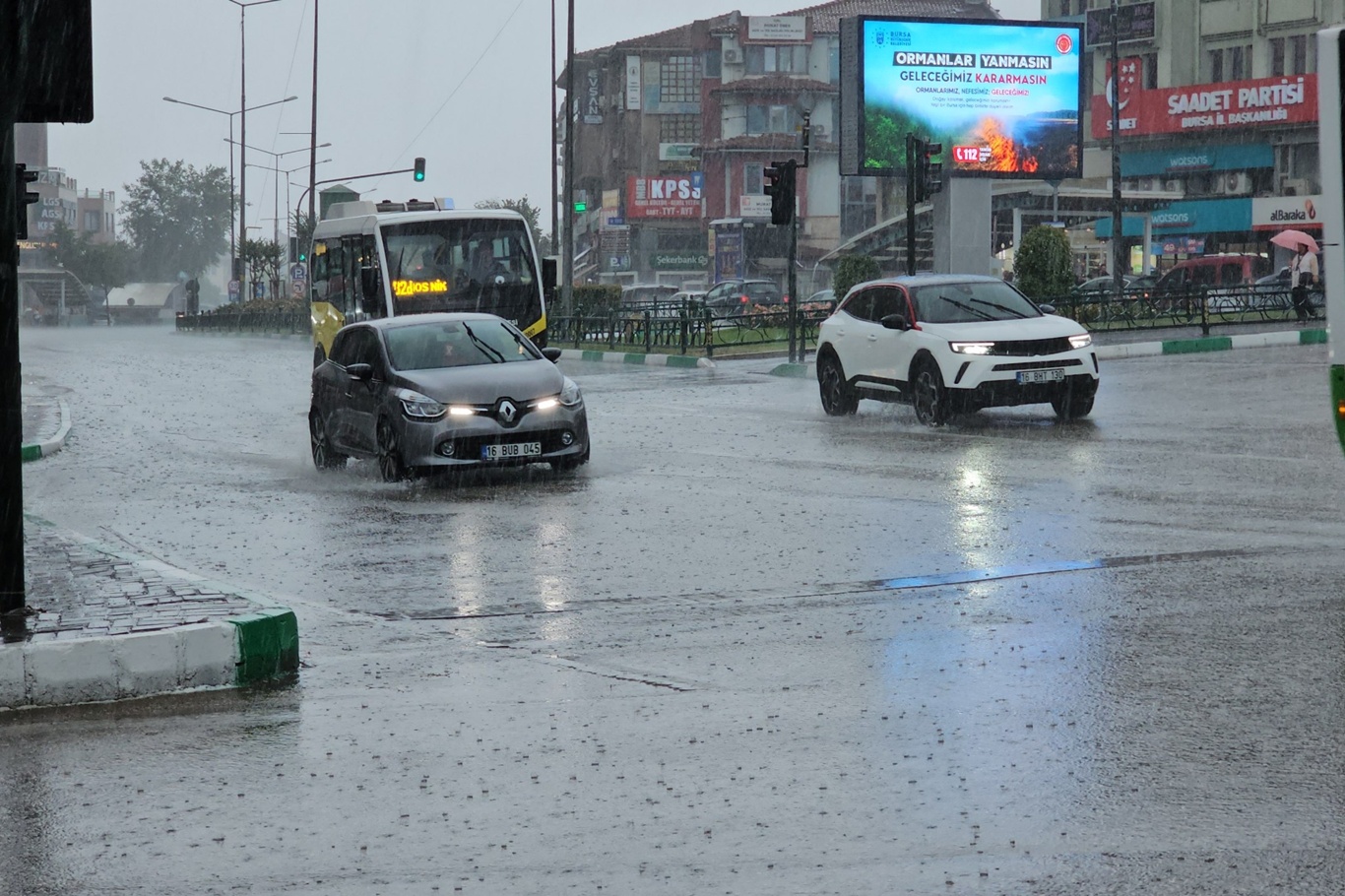 Bursa’da sağanak etkili oluyor: Yollar göle döndü