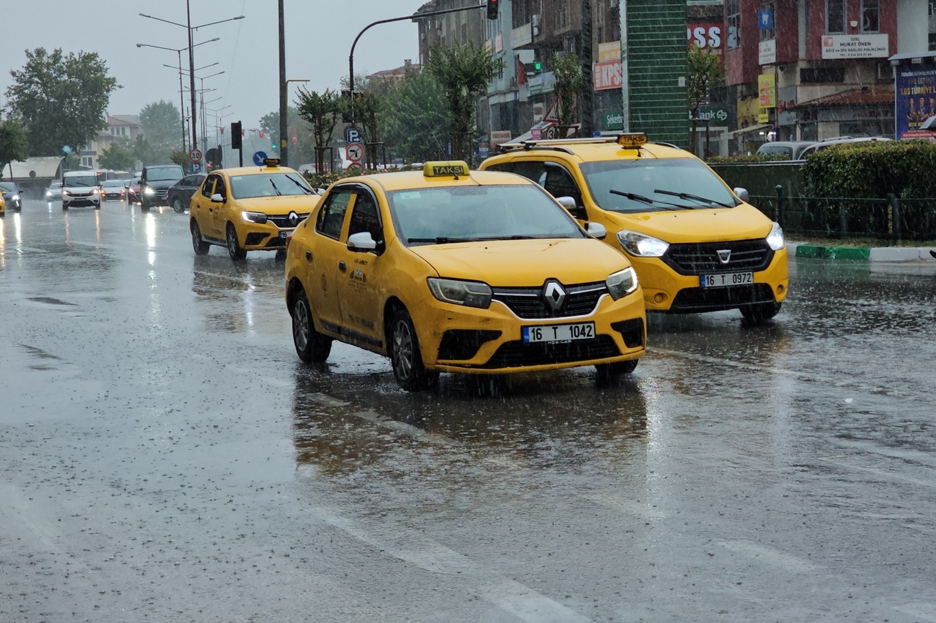 Bursa’da sağanak etkili oluyor: Yollar göle döndü