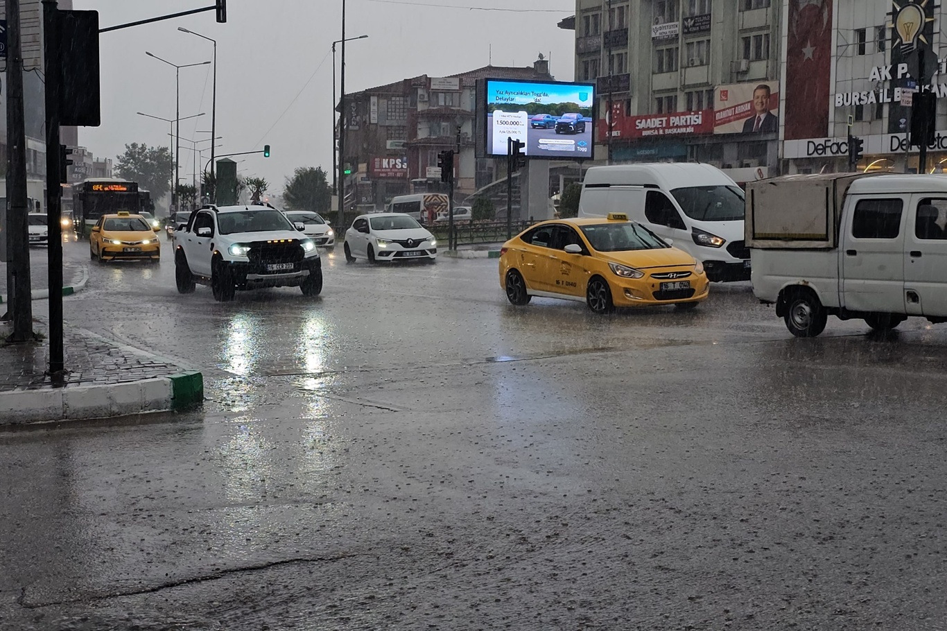 Bursa’da sağanak etkili oluyor: Yollar göle döndü