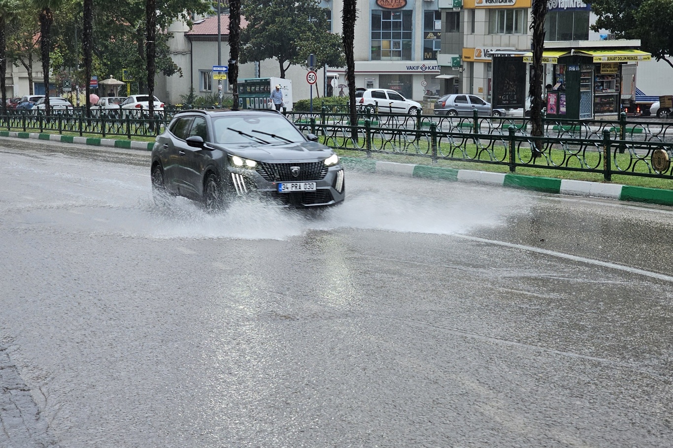 Bursa’da sağanak etkili oluyor: Yollar göle döndü