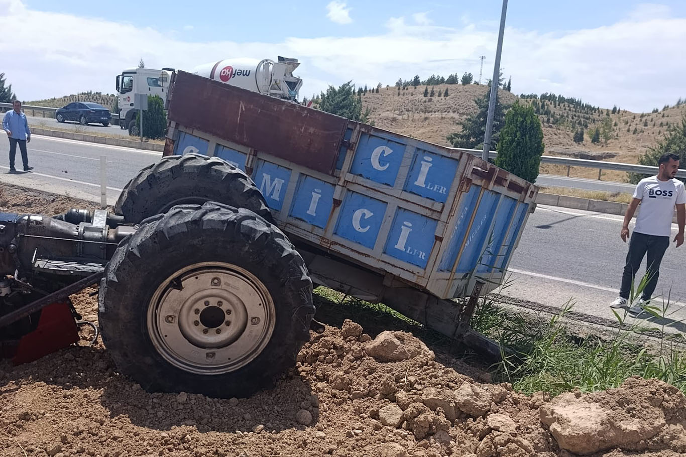 Malatya'da traktör devrildi: 2 yaralı