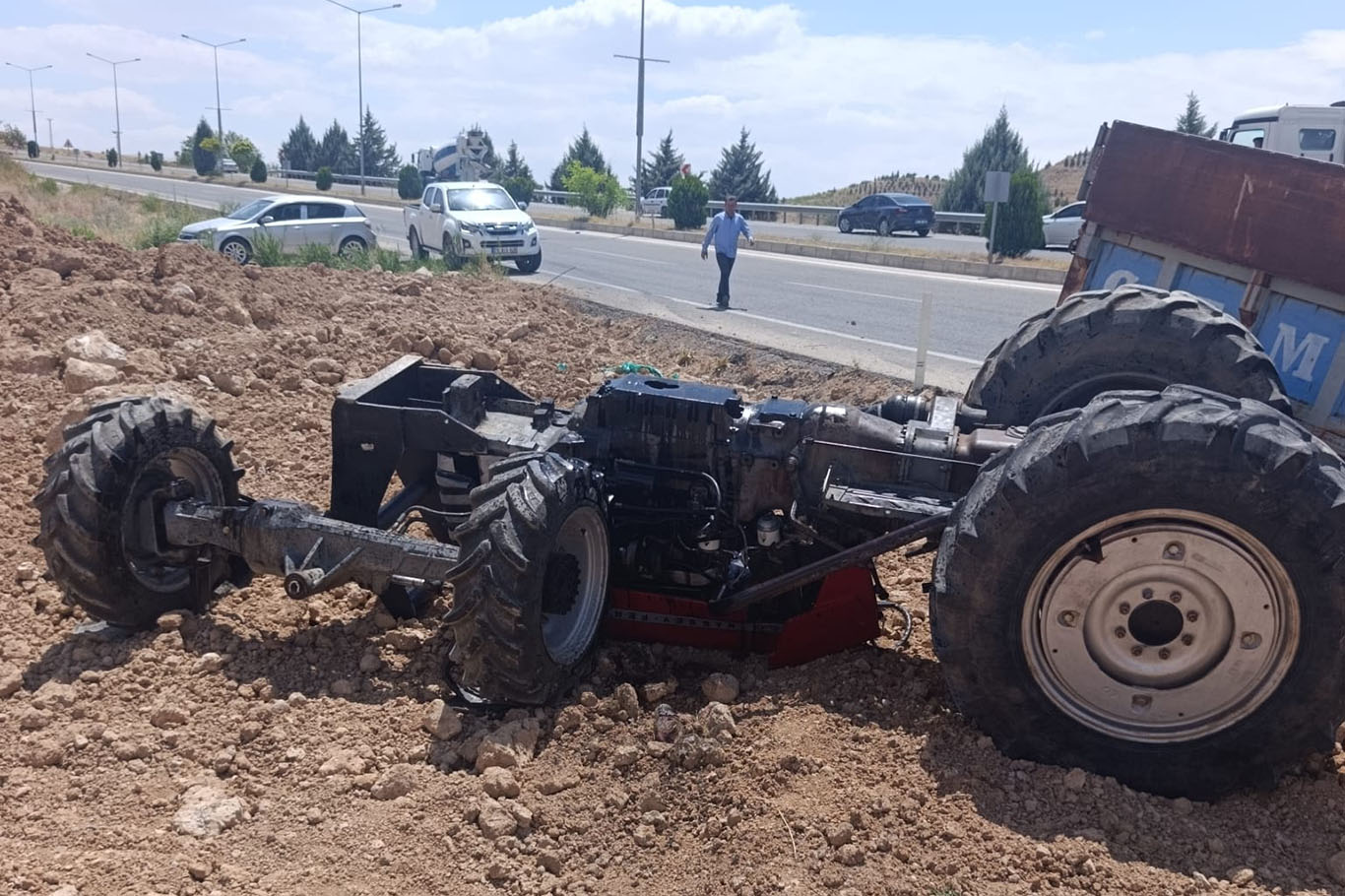 Malatya'da traktör devrildi: 2 yaralı