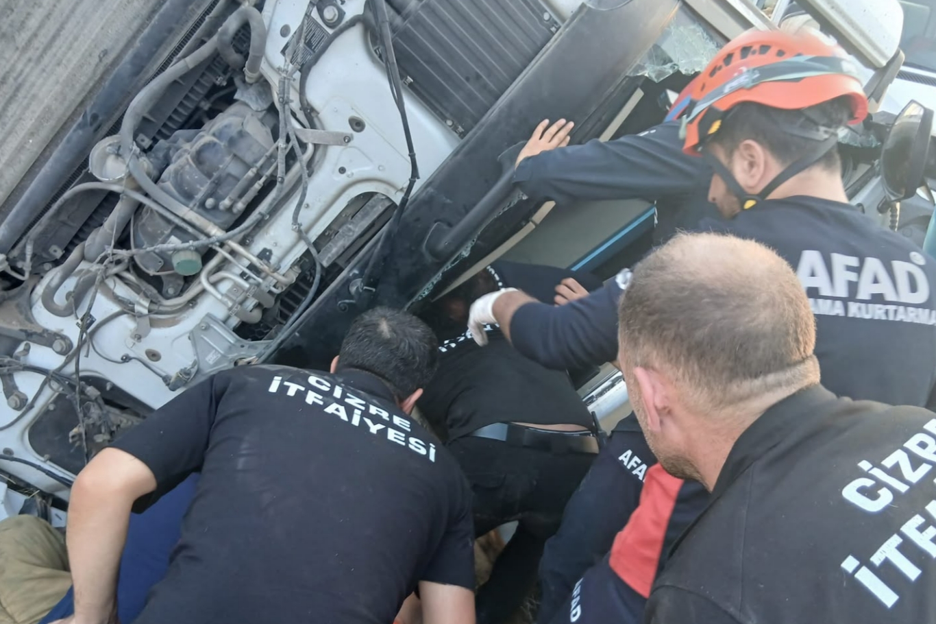 Şırnak'ta tanker şarampole yuvarlandı: Sürücü yaralandı 