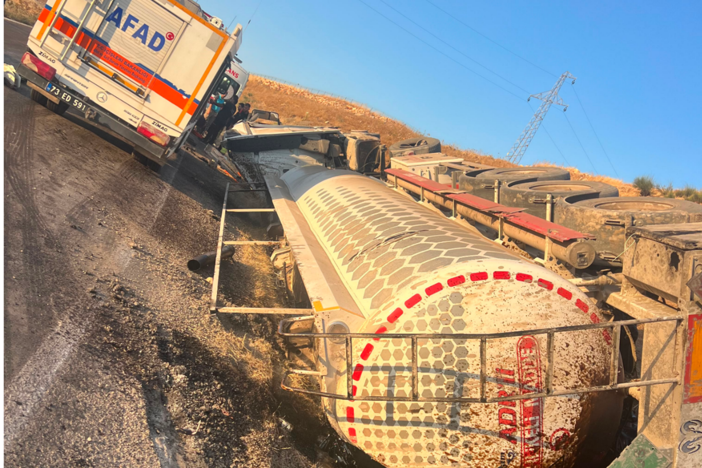 Şırnak'ta tanker şarampole yuvarlandı: Sürücü yaralandı 